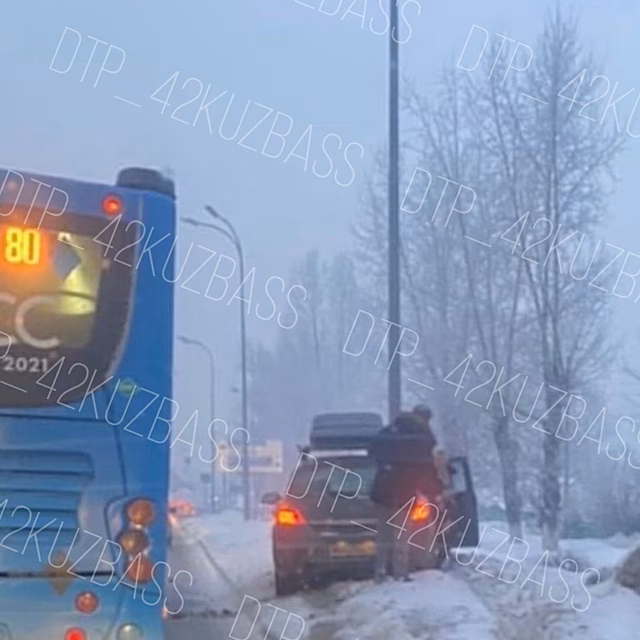 Легковушка протаранила столб на кемеровской улице