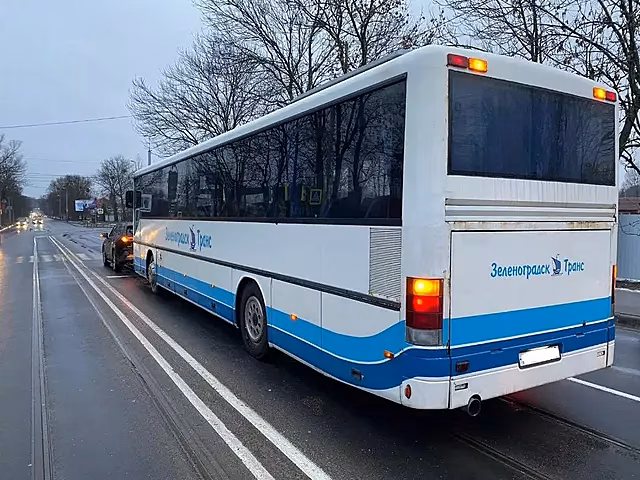 В Калининграде пассажирский автобус врезался в легковушку. Есть пострадавшие