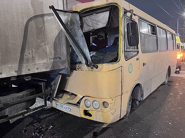 В ДТП маршрутки с грузовиком в Саратове пострадали 10 человек