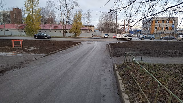 Коммунальщики восстанавливают газоны после аварии на перекрёстке улиц Петина и Ленинградской в Вологде