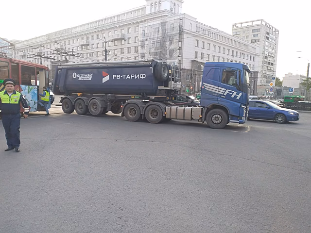 В центре Челябинска по вине полуприцепа легковушка влетела в трамвай, два человека пострадали