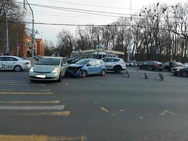 В Калининграде на перекрёстке у здания правительства столкнулись две легковушки