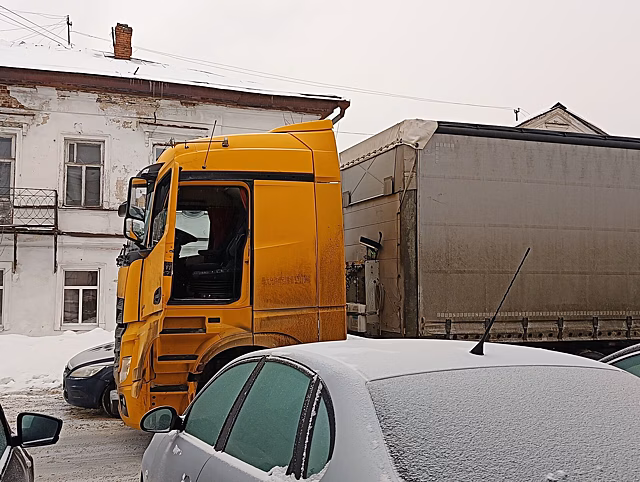 Большим машинам запретили кататься по Костроме из-за жары