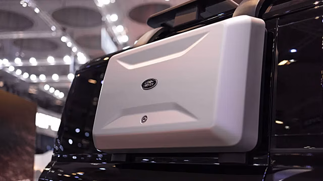 Land Rover представила тизер нового электрического Range Rover Electric