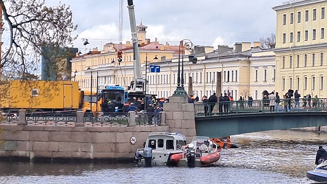 Добровольных спасателей пассажиров упавшего в Мойку автобуса наградили в Петербурге