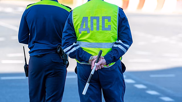 Мужчина задержан после попытки дать взятку сотруднику ДПС в Москве