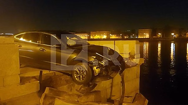 Легковушка повисла с моста над Невой после ДТП в Петербурге