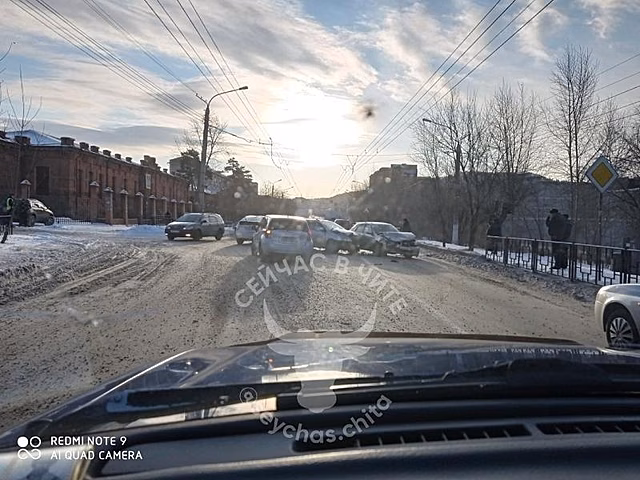 Subaru и Toyota столкнулись на перекрёстке в Чите