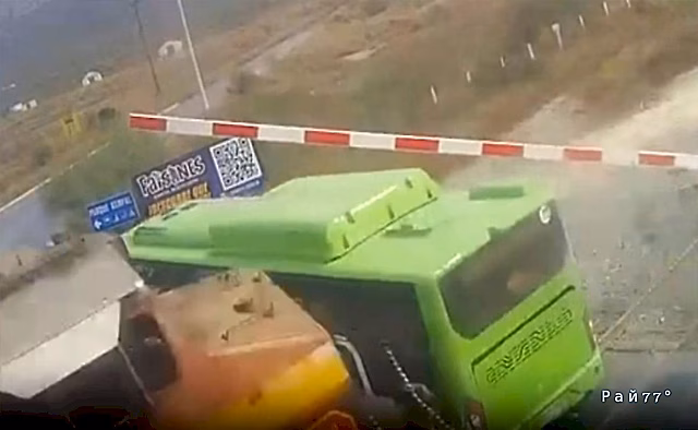 Водитель автобуса чудом пережил столкновение с поездом