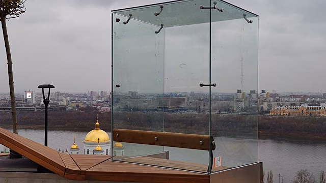 Стеклянные навесы установили у скамеек на улице Заломова в Нижнем Новгороде