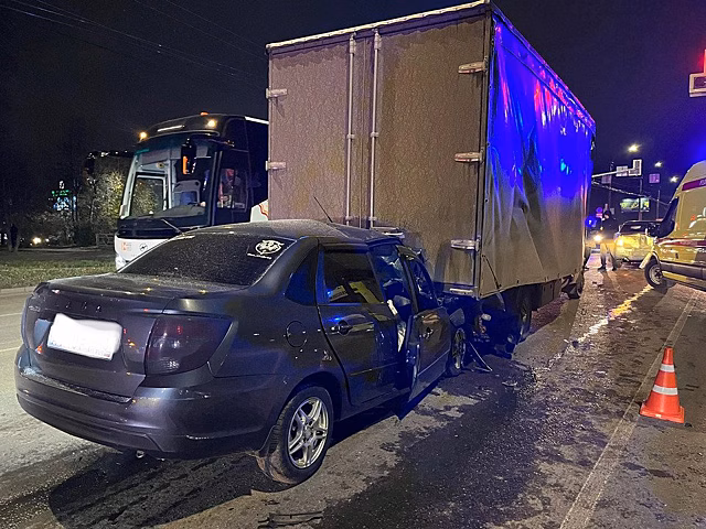 В Кирове водитель на «Тойоте» вылетел в кювет и врезался в дерево