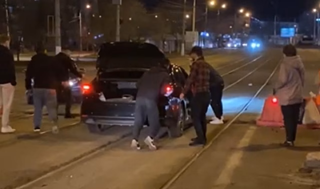 В Волгограде автомобиль застрял на закрытом ремонтируемом мосту