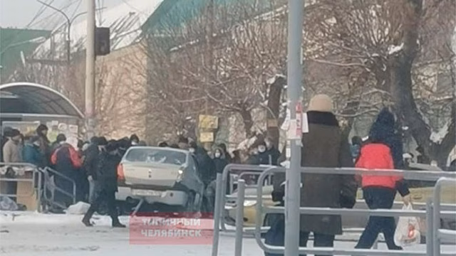 В Челябинске автомобиль влетел в толпу на остановке
