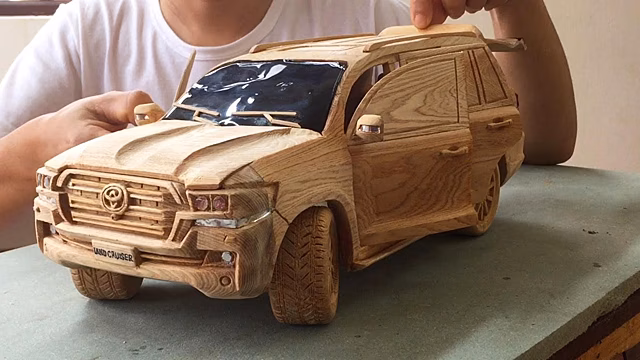 Видео: Есть деревяшки? Тогда вырезайте из них Land Cruiser