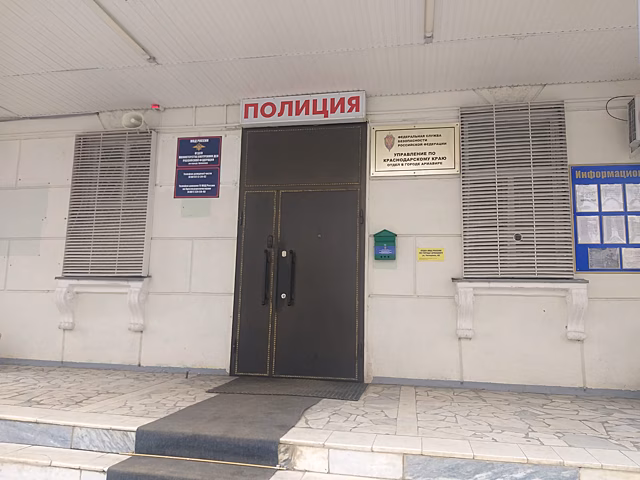 Били руками и ногами: в Армавире трое обиженных горожан повредили автомобиль знакомого