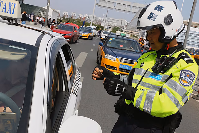 В Китае водитель электромобиля для экономии грелся древесным углём в авто
