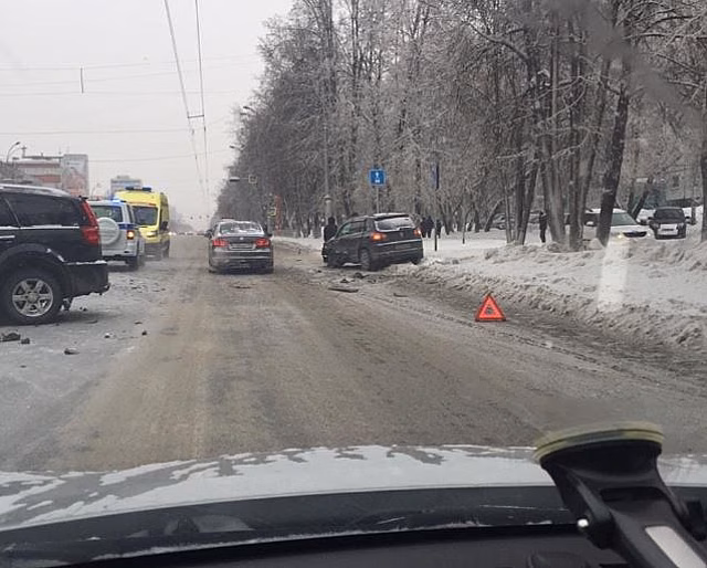 Иномарки столкнулись на оживленном проспекте в Кемерове