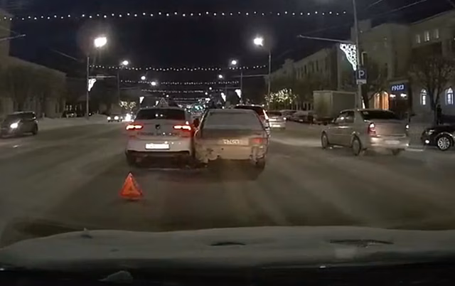 На Первомайском проспекте произошло ДТП с участием машины рязанской автошколы