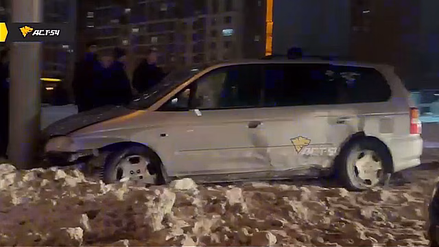В Новосибирске минивэн протаранил столб, проскочив на красный свет