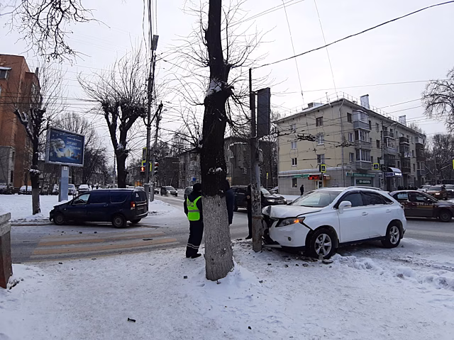 В центре Рязани Lexus врезался в столб в результате ДТП