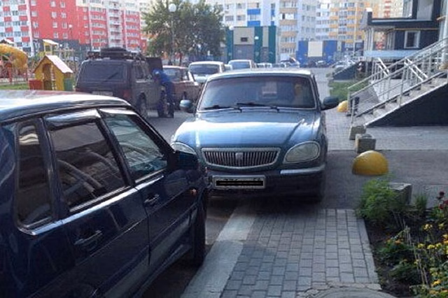 В пензенском Спутнике припаркованная на тротуаре «Волга» не дала проехать маме с коляской
