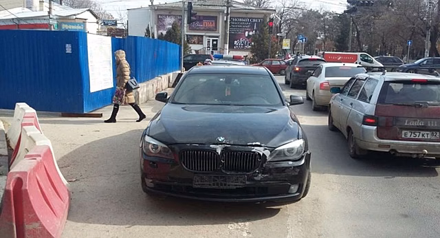 В Симферополе водитель сбил сотрудника полиции и несколько метров провез его на капоте