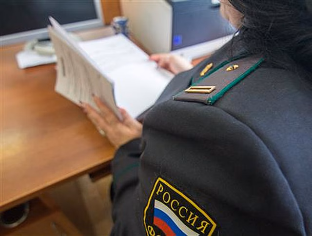 Сызранские приставы взыскали штраф с организации за не отремонтированную вовремя дорогу