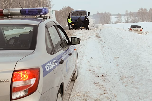 Автоинспекторы спасли замёрзших новосибирцев из вылетевшей с трассы «Тойоты»