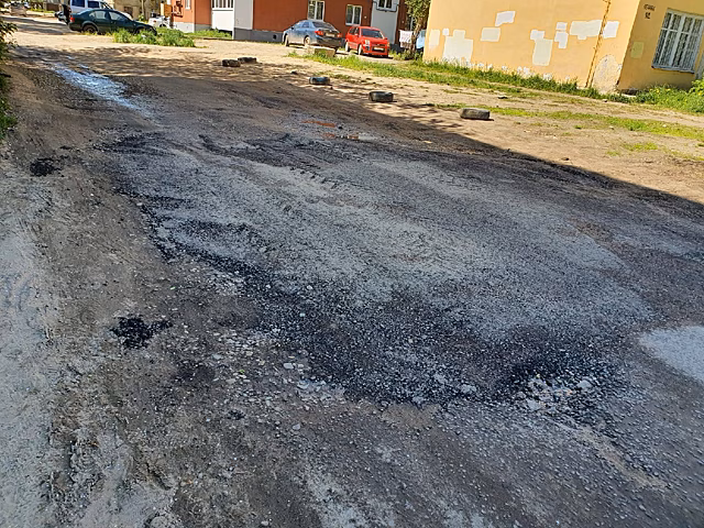 Техника ломается: почему в Костроме кое-где дороги ремонтируют так себе
