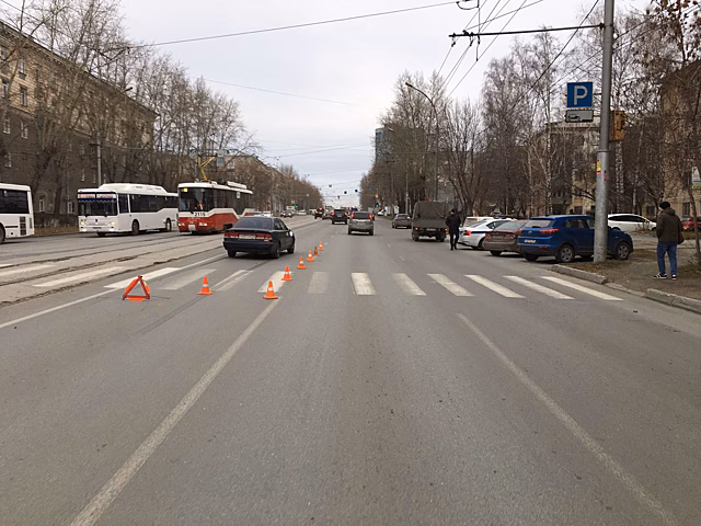 Мать с дочкой попали под колеса Nissan в Новосибирске