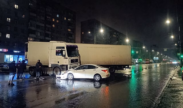 В центре Волгограда фура вылетела на встречку и столкнулась с иномаркой