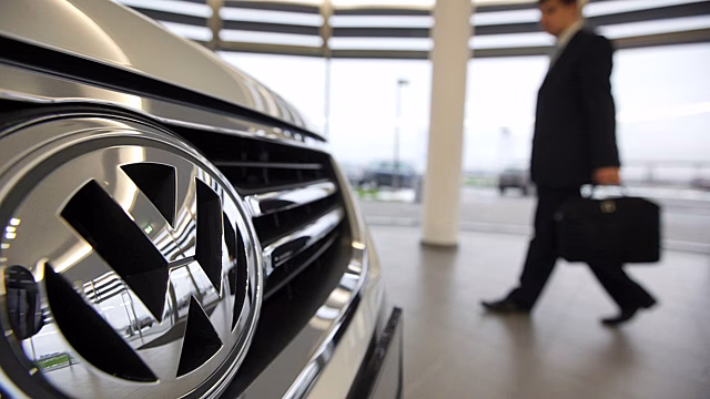 Концерн Volkswagen надеется обойти Tesla по объёмам производства электрокаров к 2025 году