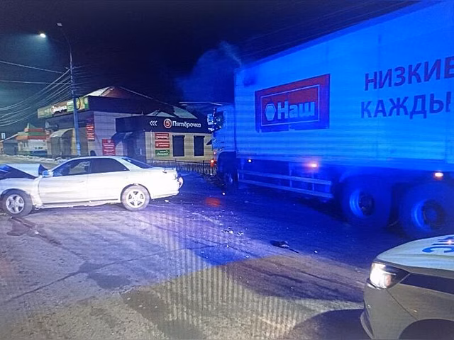 В Чите пьяный водитель влетел в фуру на встречке