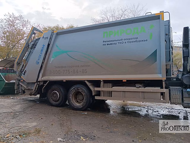 В Оренбурге неправильная парковка авто препятствует вывозу мусор