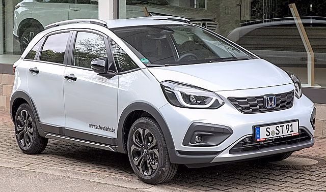 Новые хэтчбеки Honda Fit Crosstar в России продают за 3,3 млн рублей