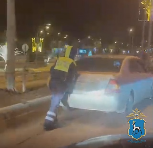 В Самаре на Ново-Садовой полицейские помогли женщине, у которой машина сломалась посреди дороги