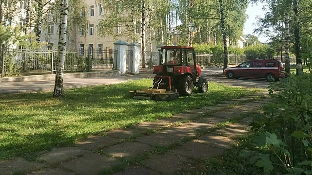 В центре Кирова траву косят 17 человек и 3 единицы спецтехники