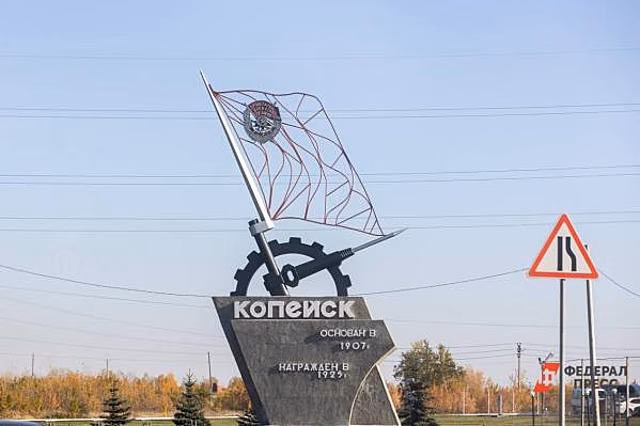 В Копейске новые фонарные столбы стоят в воде, слитой с фонтана