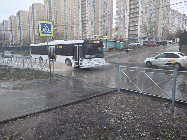 По улице Антонова в Саратове «плывут» автобусы