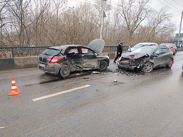В Ижевске столкнулись два автомобиля