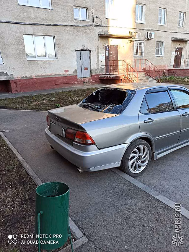 Неизвестные разбили припаркованный у подъезда автомобиль кемеровчанина