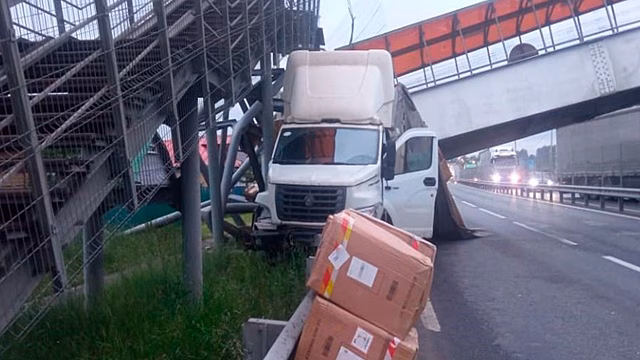 Во Владимирской области грузовик обрушил пешеходный мост
