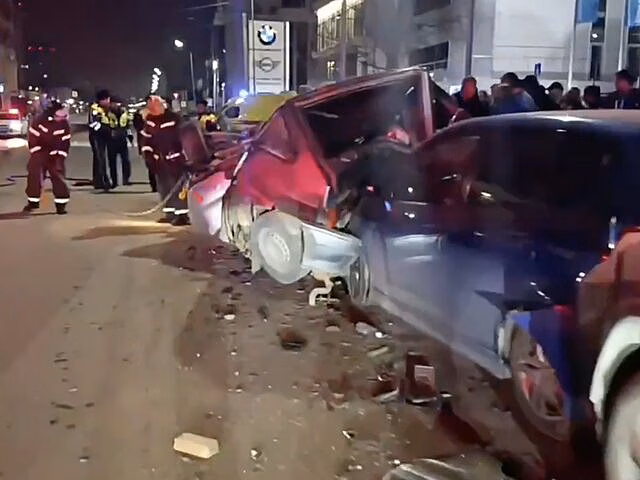 Три человека погибли после наезда автомобиля на бетонное ограждение в Казани