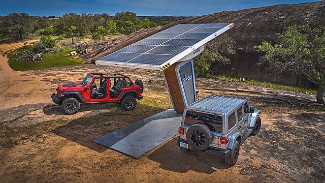 Электрифицированный Jeep Wrangler сталкивается с Ford Bronco в дрэге