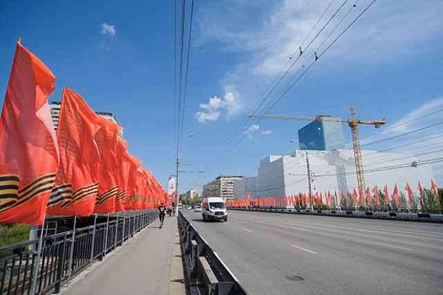 В центре Волгограда подростки сорвали красный флаг с моста