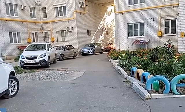 В астраханском дворе коммунальщики забыли восстановить статус-кво