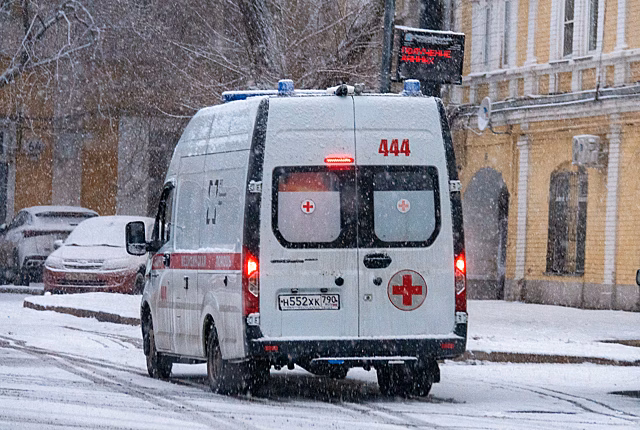 В Подмосковье машина сбила девочку на санках