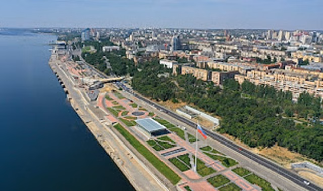На Центральной набережной Волгограда делают новую парковку