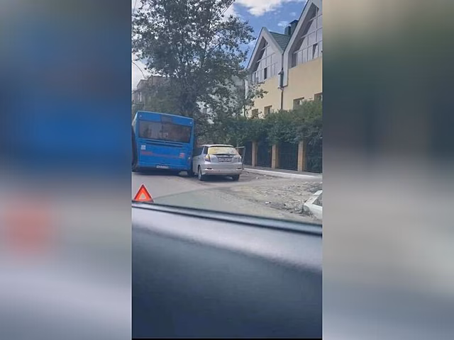 Автобус столкнулся с легковушкой на улице Бутина в Чите