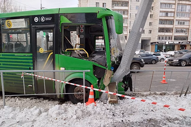 В больницу доставлены 10 пассажиров маршрутки, врезавшейся в Тюмени в столб рядом с кладбищем